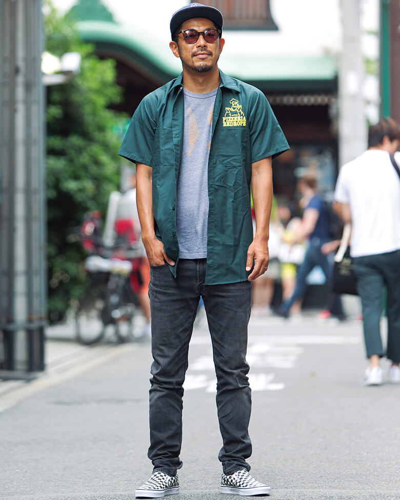 サーフブランドのTシャツに合わせたボトムスはユニクロの黒デニム。