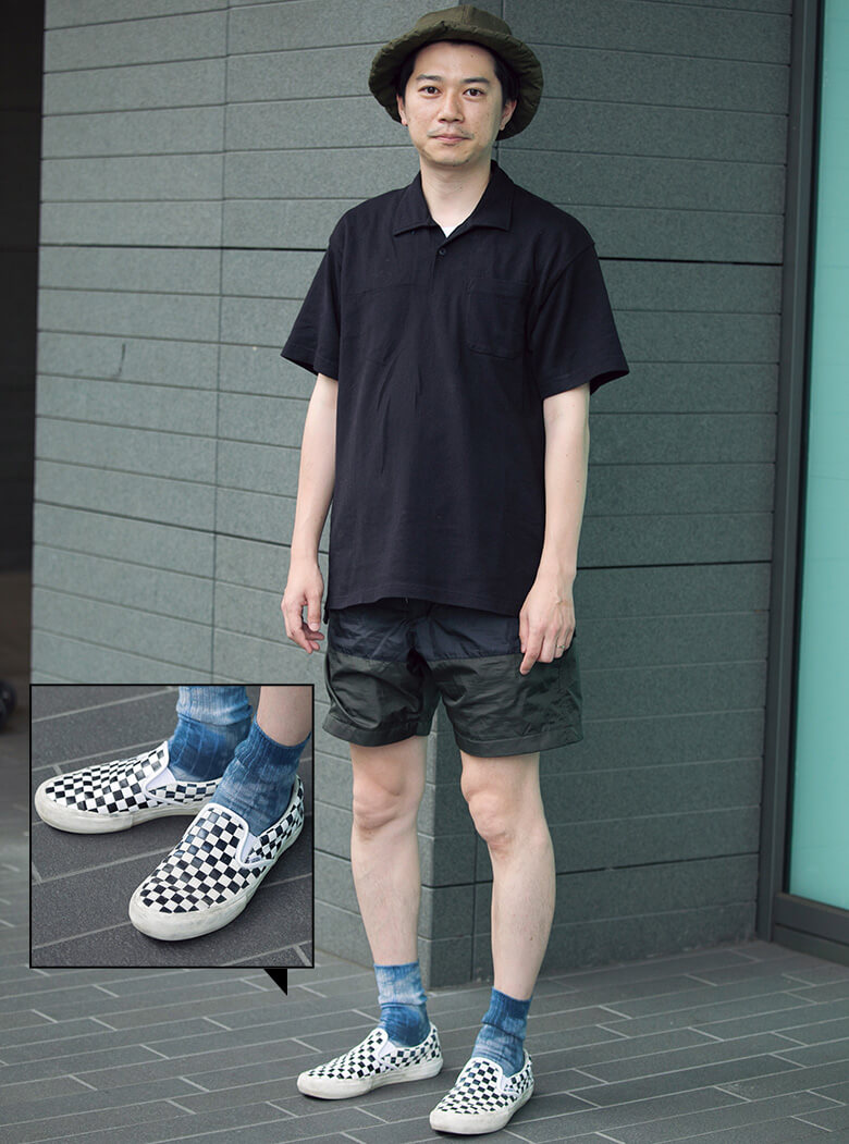 全身の色使いがソリッドな中、注目すべきは足元。チェッカーフラッグをレザーで仕立てた傑作だ。