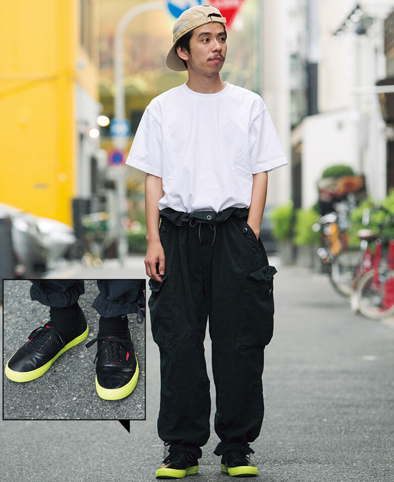 超太めのパンツにタックインして、メリハリのあるシルエットを。