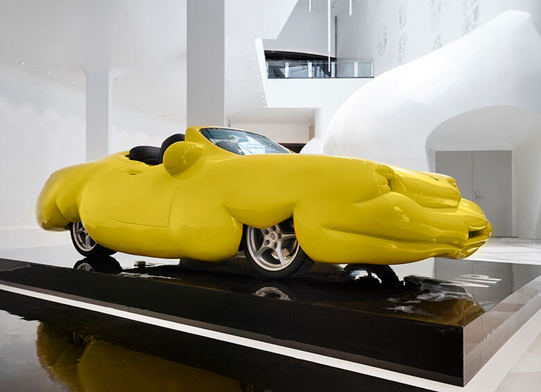 オーストリア出身のアーティスト、アーウィン・ワームの『Fat Convertible』が展示。
