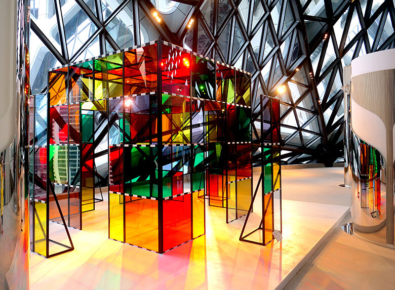 パリ出身のコンセプチュアル・アーティスト、ダニエル・ビュレンの作品『Exploded Hut』。