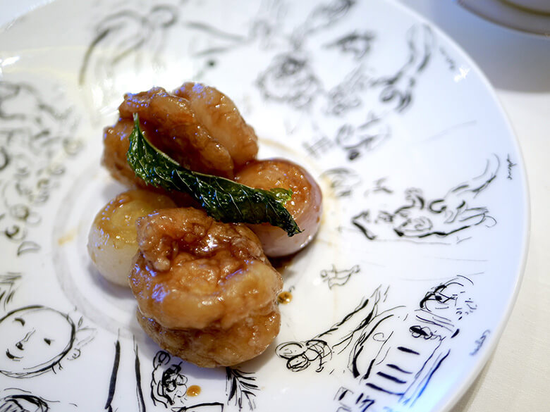 「エビのポートワインソース、オーブン煮込み（Stewed Prawns with Port Wine Sauce in Casserole）」368パタカ