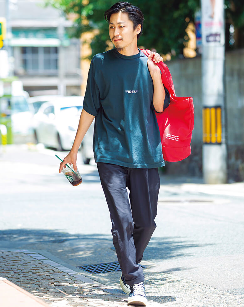 ユル〜いTシャツとパンツのリラックススタイルもモノトーンでまとめれば上品な見栄え。