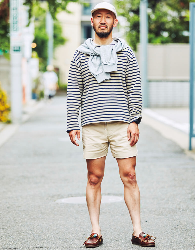 セント ジェームスの代表作、ウェッソンを見事に自分のものにしたコーディネイト。全身の色使いや、ニットの肩掛けなども含めバランス感覚が最高。