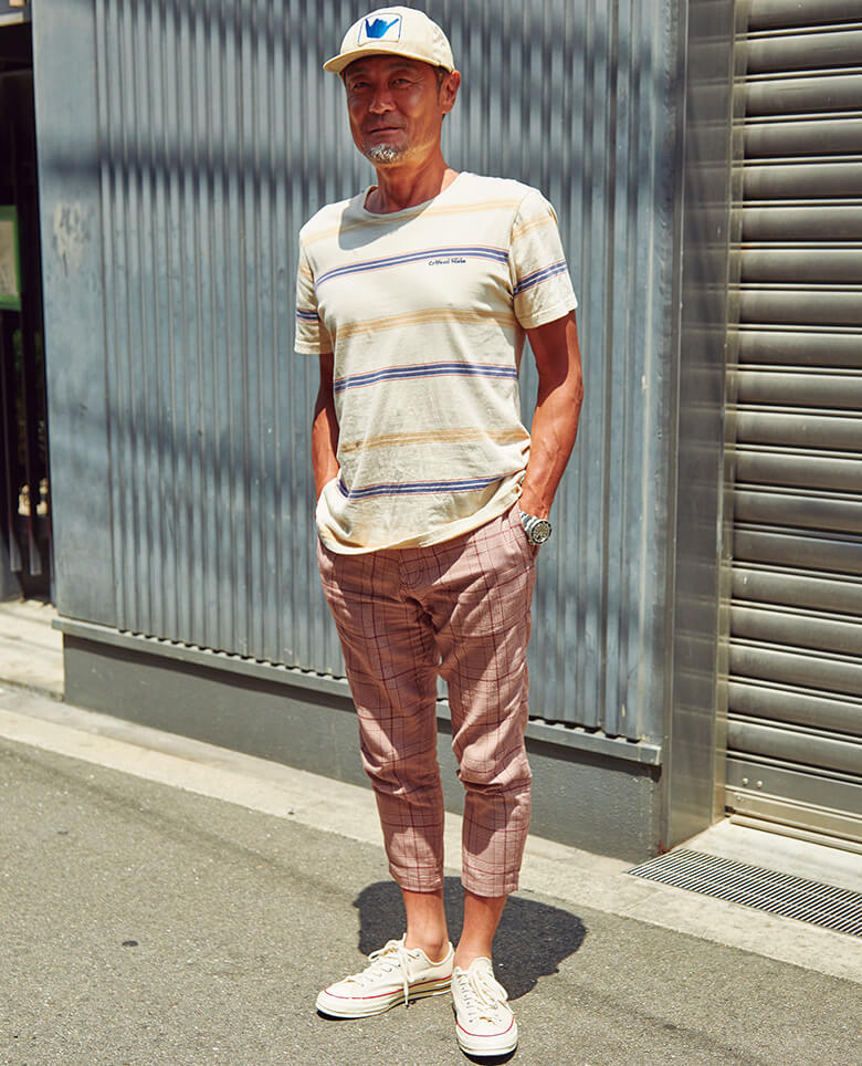 健康的に焼けた肌と、褪せた色のボーダーTが絶妙にマッチ。クールですなー。