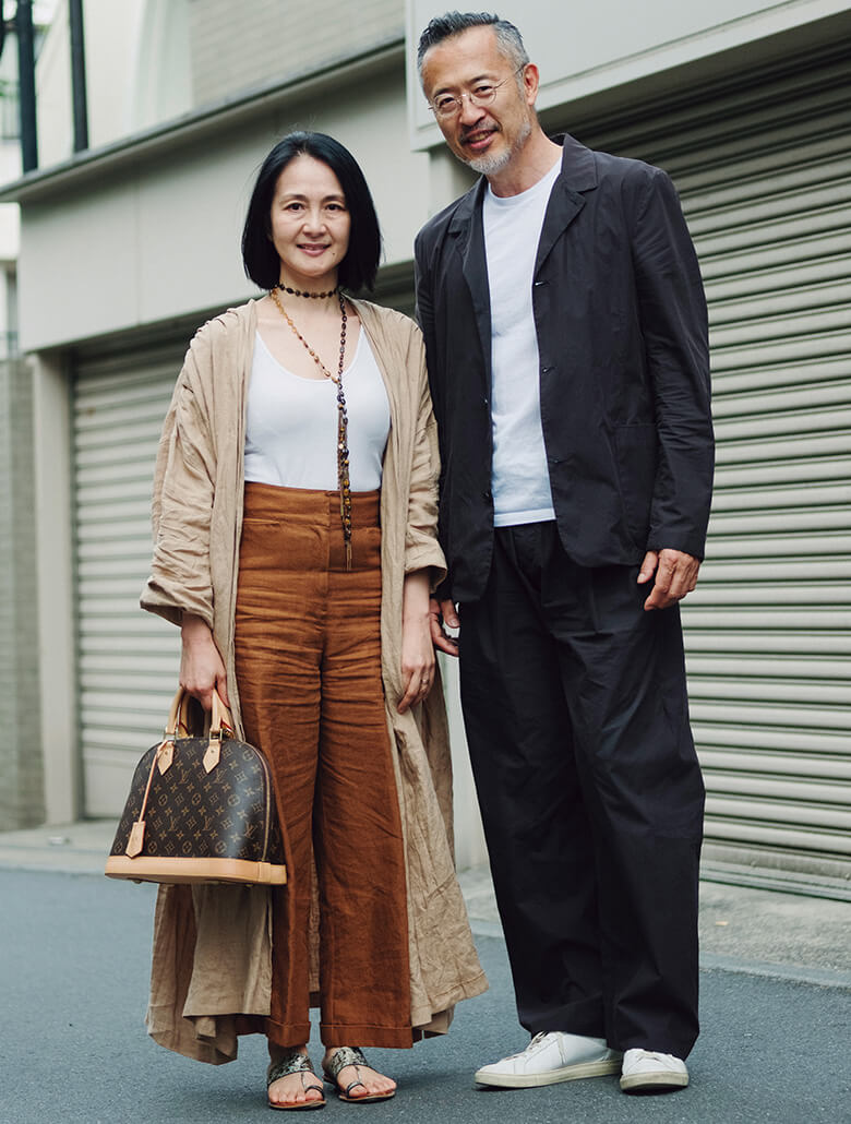 セットアップを今っぽく着るなら断然リラックスフィットが正解。インナーはTシャツ、足元はスニーカーを合わせて抜け感も忘れずに。