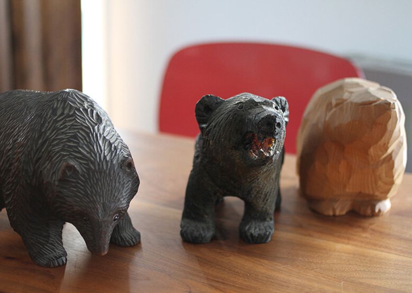 鮭はくわえず、背負うもの。木彫り熊の沼にハマった男に聞いた面白話 - 3枚目の画像