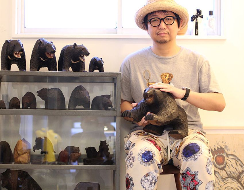 鮭はくわえず、背負うもの。木彫り熊の沼にハマった男に聞いた面白話 - 1枚目の画像