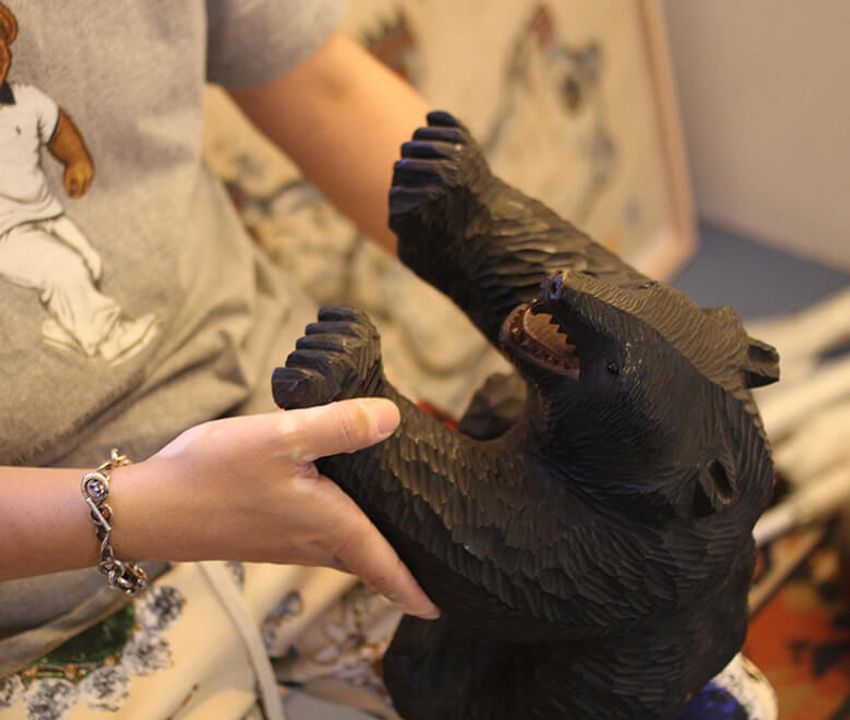 鮭はくわえず、背負うもの。木彫り熊の沼にハマった男に聞いた面白話 - 4枚目の画像