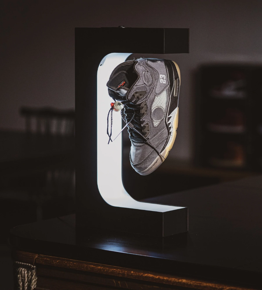 「フライシューズ」2万9800円/フライシューズ(トレードFKジャパン https://www.flyshoes.jp/)