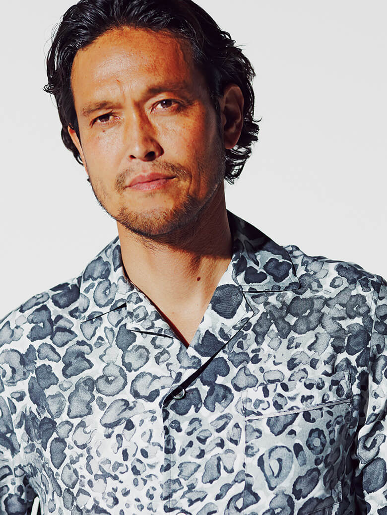 シルクシャツのモノトーンのレオパード柄は、滲みや濃淡が墨絵を思わせる。／ディオール