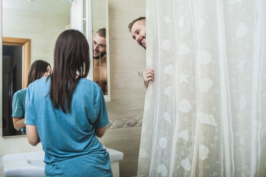 結婚10年、妻と一緒にお風呂に入る？ 夫婦のスキンシップ実態調査 - 2枚目の画像