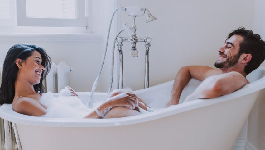 結婚10年、妻と一緒にお風呂に入る？ 夫婦のスキンシップ実態調査 - 1枚目の画像