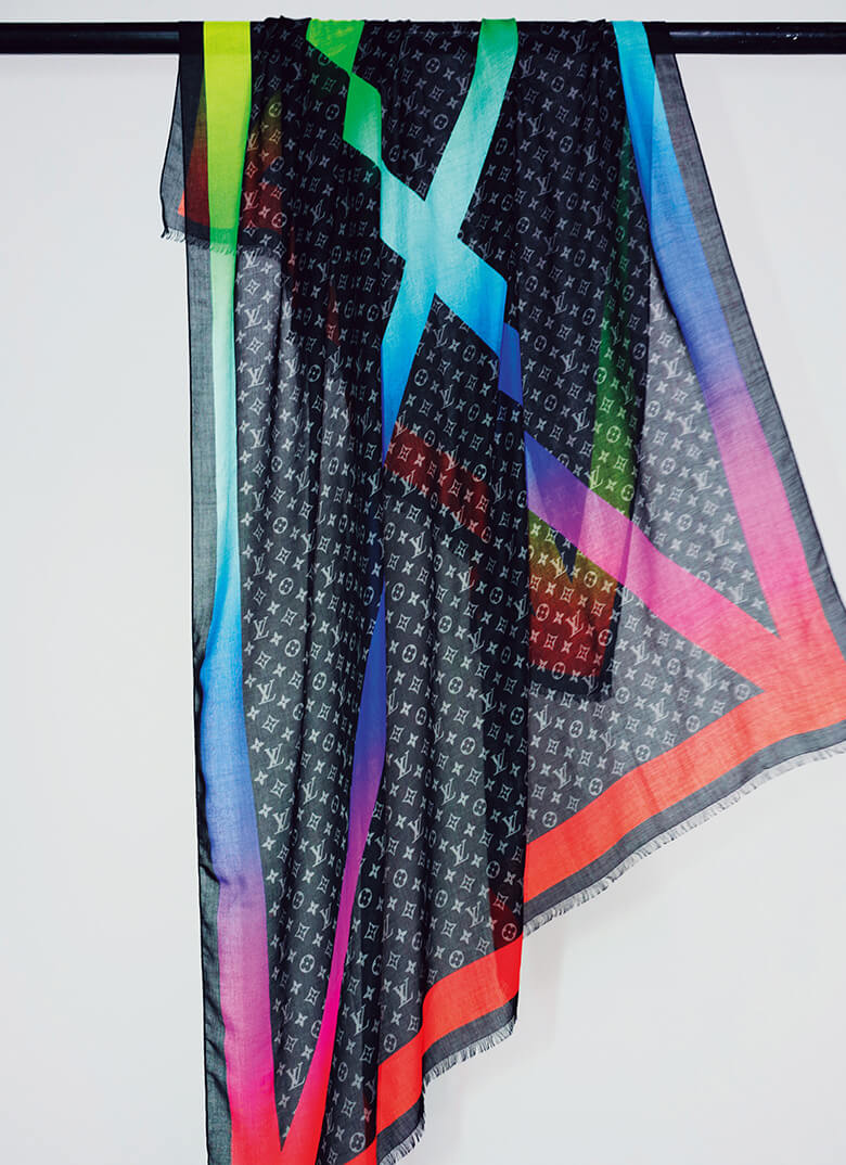 カシミヤとシルクで織った大判ストール。／ルイ・ヴィトン