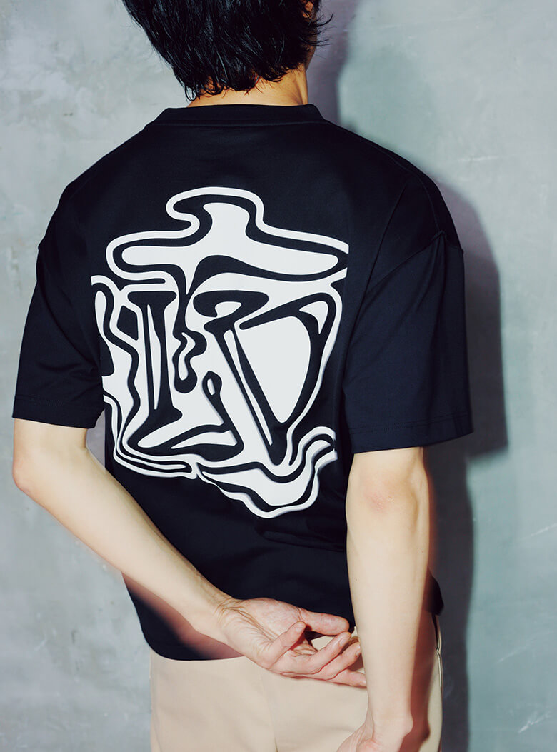 街中の壁を埋めるタギングのようにも、サイケな紋様のようにも見える「LV」グラフィックのTシャツ。／ルイ・ヴィトン