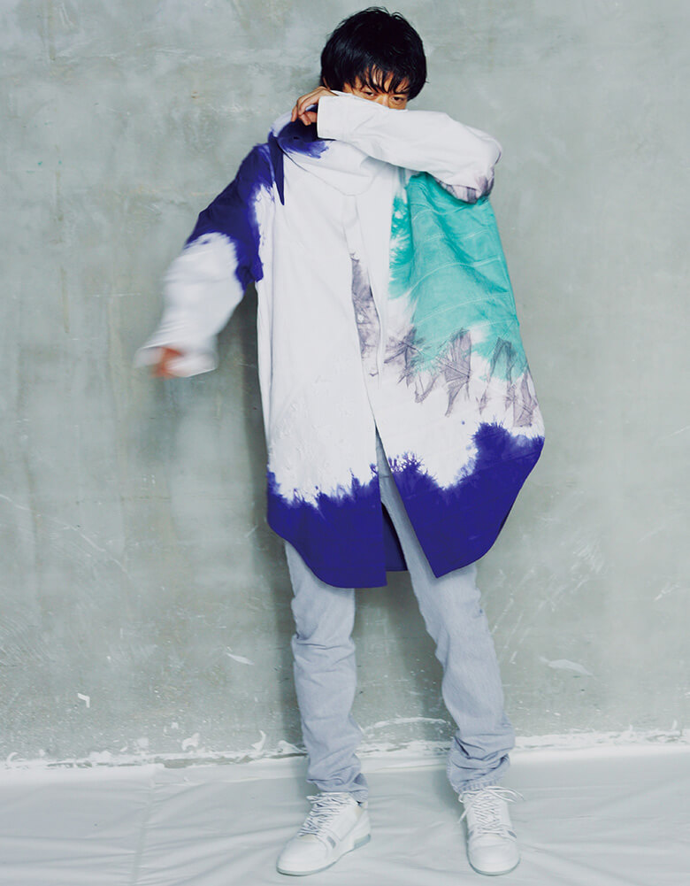 ビッグサイジングなシャツは、細く短冊状にカットしたホワイトデニムをパッチワークして仕立てたものだ。／ルイ・ヴィトン