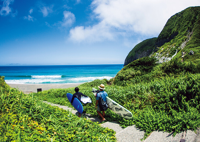 殊に夏の新島は長くサーファーに愛されてきた。