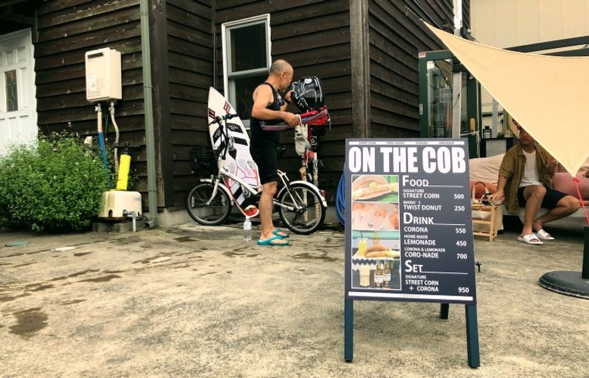 葉山の夏季限定カフェで、留学を控えた看板娘の前途を祈念した - 4枚目の画像
