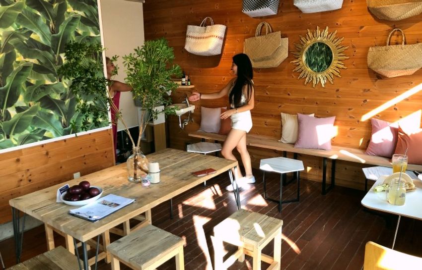 葉山の夏季限定カフェで、留学を控えた看板娘の前途を祈念した - 5枚目の画像