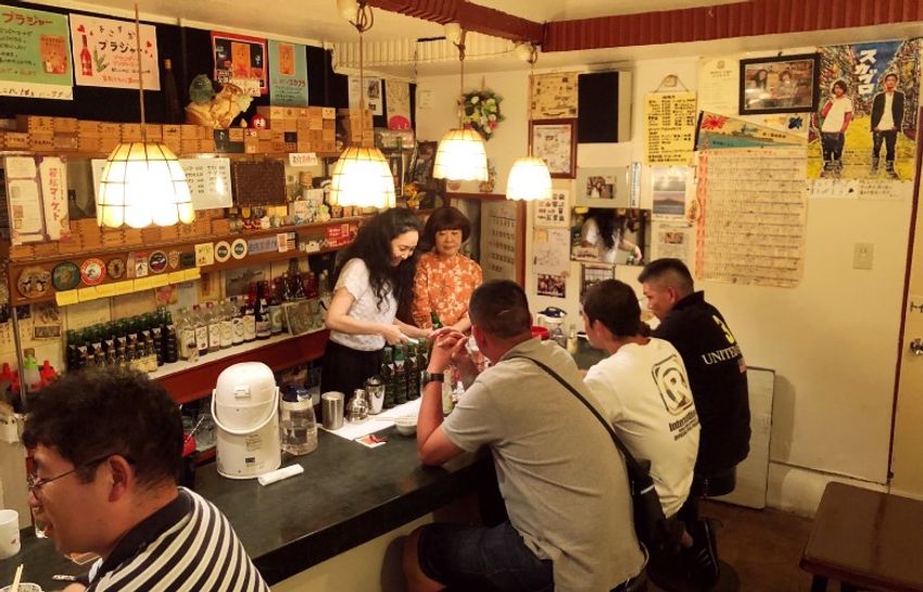 横須賀の老舗バーで、男性不信を克服した看板娘の話に聞き入った - 7枚目の画像