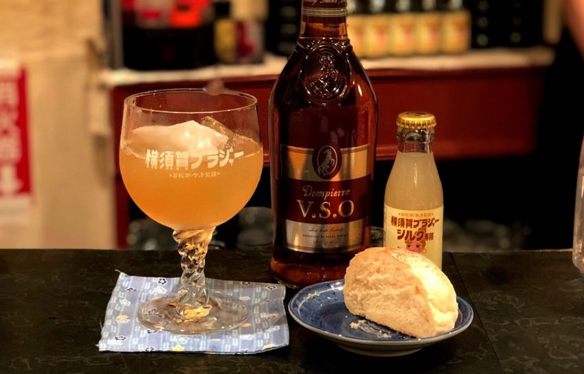 横須賀の老舗バーで、男性不信を克服した看板娘の話に聞き入った - 15枚目の画像