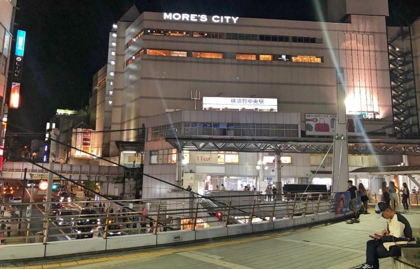 横須賀の老舗バーで、男性不信を克服した看板娘の話に聞き入った - 2枚目の画像