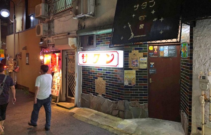 横須賀の老舗バーで、男性不信を克服した看板娘の話に聞き入った - 6枚目の画像