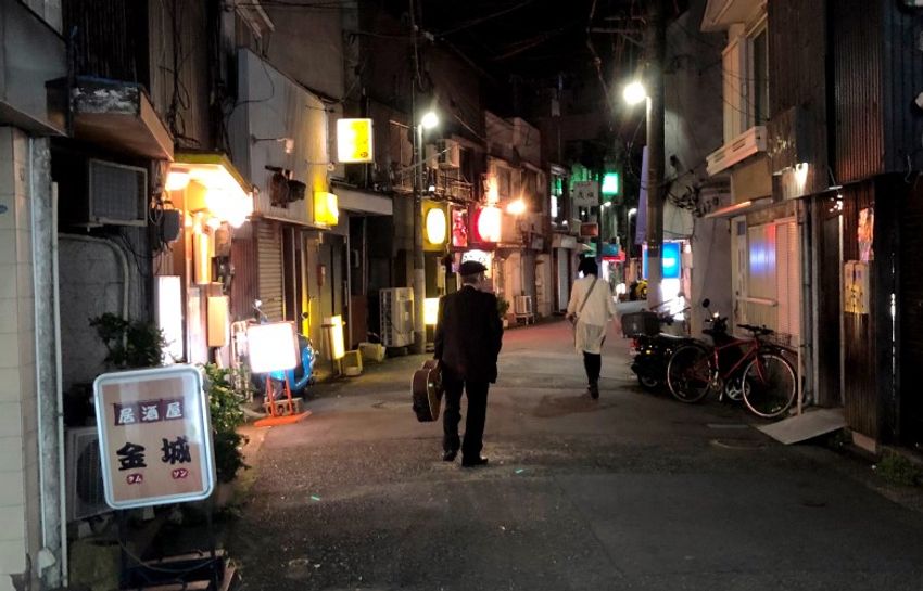 横須賀の老舗バーで、男性不信を克服した看板娘の話に聞き入った - 5枚目の画像