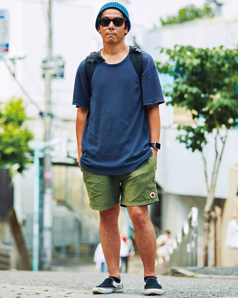 こんがりと焼けた肌で、シンプルなTシャツ×ショーツを男らしく格上げ！