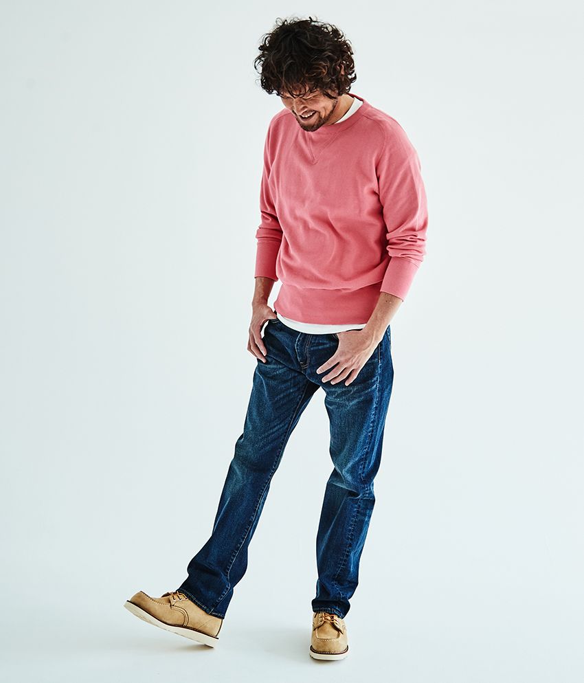 ピンクスウェット1万6500円、インナー白Tシャツ9240円／ともにリーバイス ビンテージ クロージング、デニム（505）1万3200円／リーバイス （ すべてリーバイ・ストラウス ジャパン株式会社） シューズ／スタイリスト私物