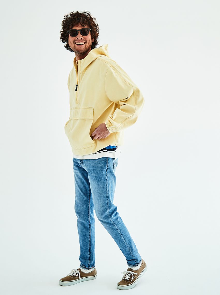 イエローフーディー1万5400円、ボーダーTシャツ4950円、デニム（512）1万3200円／すべてリーバイス （ リーバイ・ストラウス ジャパン株式会社） スニーカー、サングラス／ともにスタイリスト私物