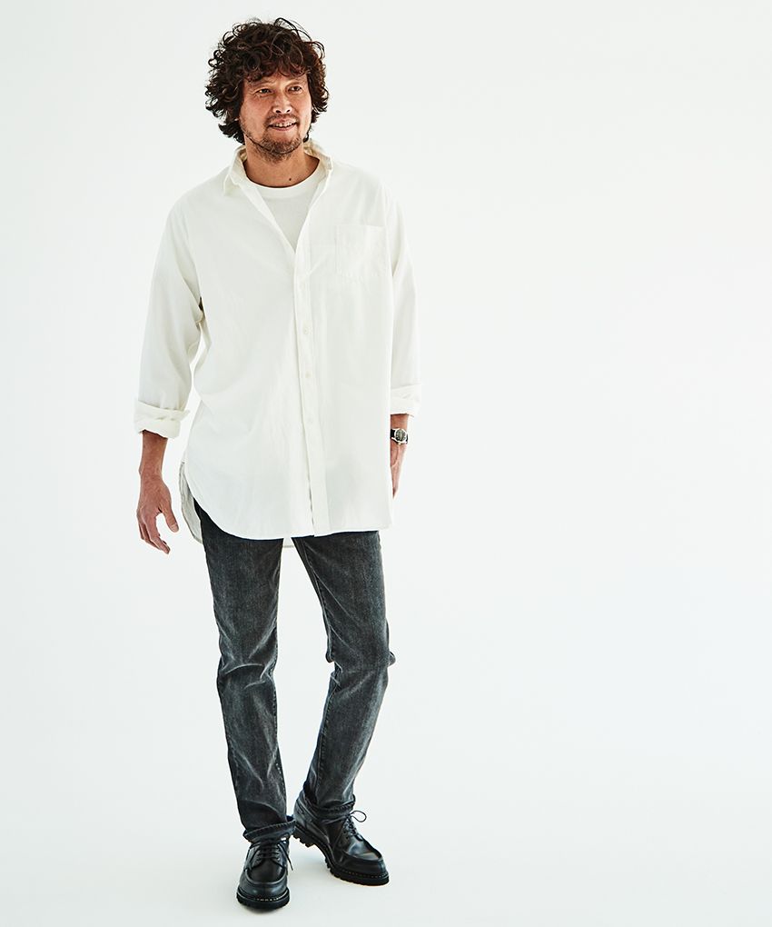 白シャツ2万6400円／リーバイス メイド アンド クラフテッド、白Ｔシャツ9240円／リーバイス ビンテージ クロージング、デニム（511）1万2100円／リーバイス （ すべてリーバイ・ストラウス ジャパン株式会社） シューズ、腕時計／ともにスタイリスト私物