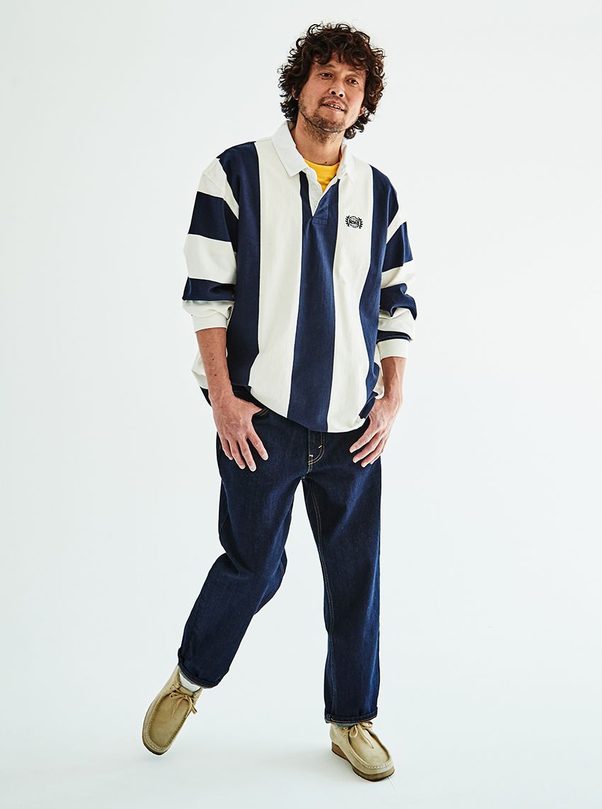 ストライプシャツ8800円、インナーイエローTシャツ3300円、デニム（550）9350円／すべてリーバイス （ リーバイ・ストラウス ジャパン株式会社） シューズ／スタイリスト私物