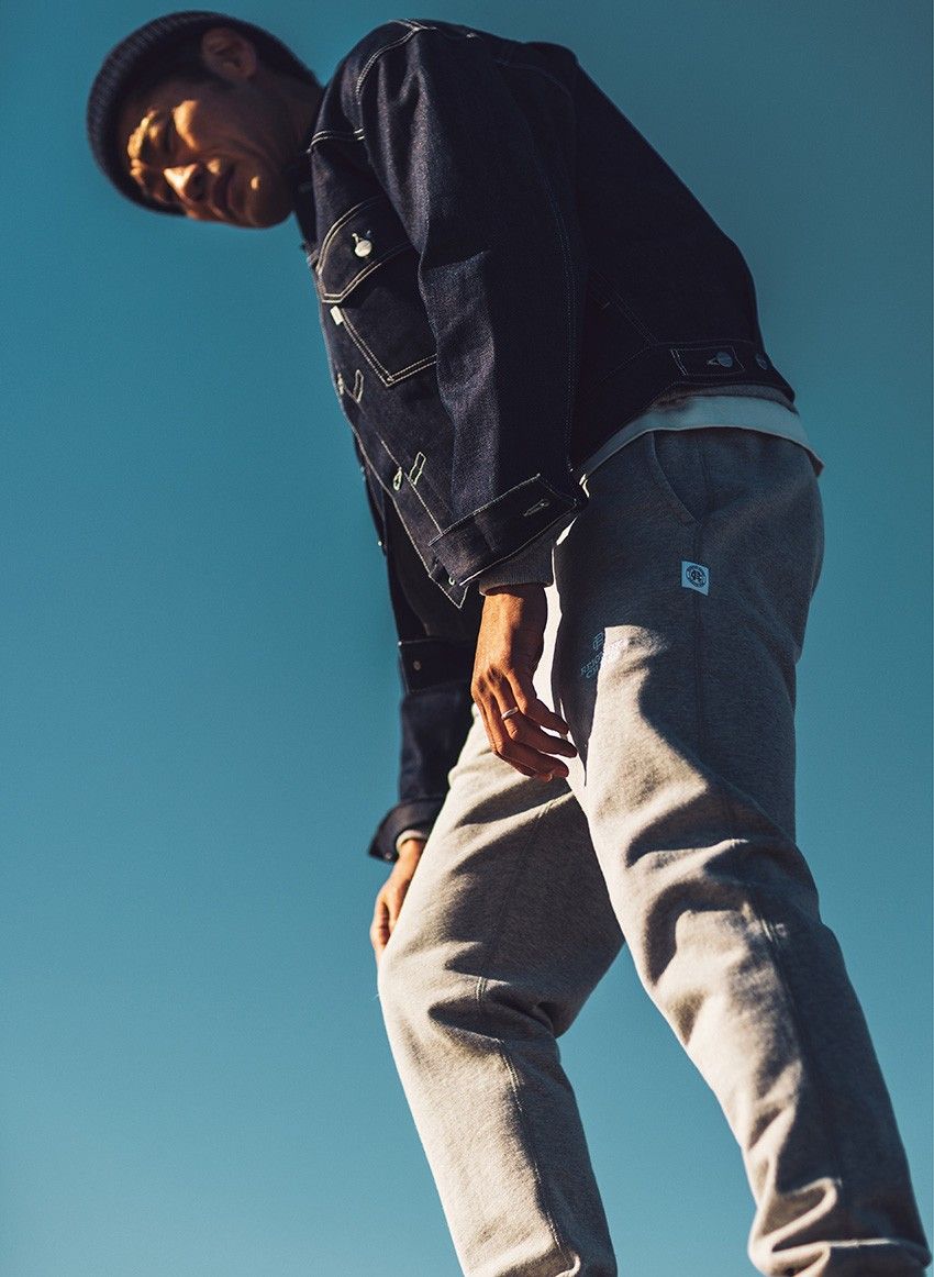 どんな“グレー”とも相性抜群！青デニムの汎用性を証明する5例のGOODスタイル - 2枚目の画像