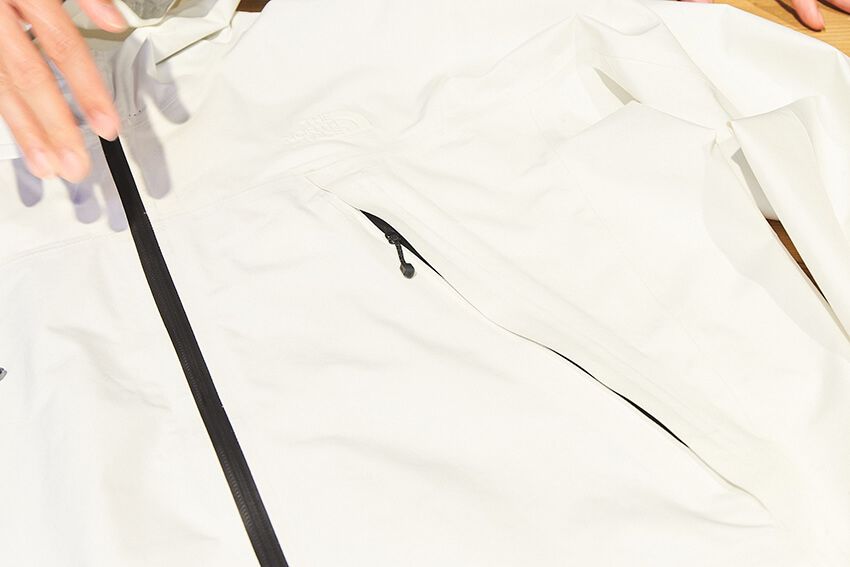 “純白のゴアテックス”も登場！「ザ・ノース・フェイス」の最新ハイスペ服3選 - 9枚目の画像