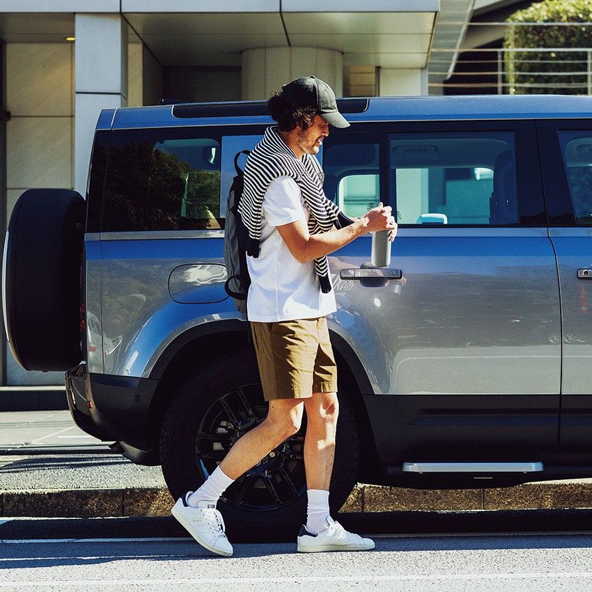 ショーツ1万3200円、Tシャツ7700円、ニット3万1900円、キャップ6600円／すべてブルックス ブラザーズ、バックパック2万3100円／ブルックス ブラザーズ×アウトドアプロダクツ、ステンレスボトル4950円／ブルックス ブラザーズ×ハイドロフラスク（すべてブルックス ブラザーズ ジャパン　0120-02-1818）、その他すべて私物