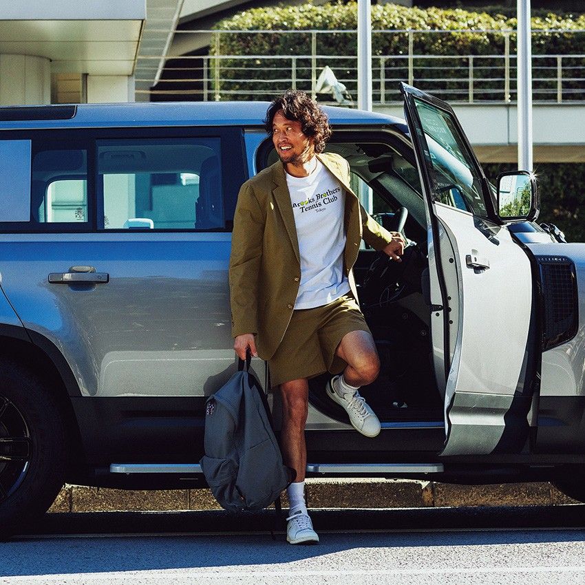 ジャケット6万4900円、ショーツ1万3200円、Tシャツ7700円／すべてブルックス ブラザーズ、バックパック2万3100円／ブルックス ブラザーズ×アウトドアプロダクツ（ともにブルックス ブラザーズ ジャパン　0120-02-1818）、その他すべて私物