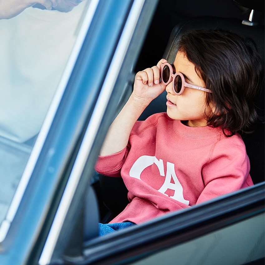 スウェット6600円／ロンハーマン キッズ、サングラス3850円／グレック アンド コー（ともにRHC ロンハーマン　0120-008-752）