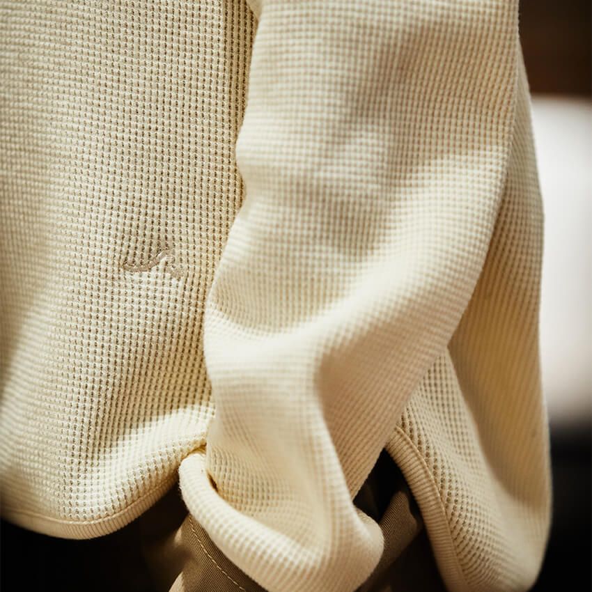 ロンハーマンを象徴する波ロゴがさりげなく刺繍されている。