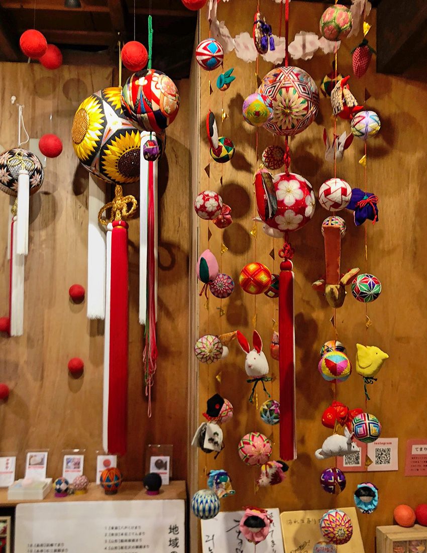 手まりに惚れ込む看板娘から、手まりカルチャーの深〜い世界を教えてもらった - 2枚目の画像