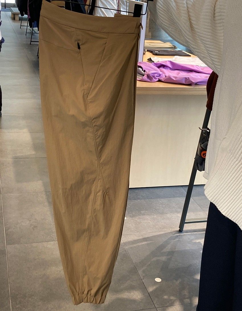 試着からの購入率、ほぼ100％！ 「アークテリクス」のジョガーパンツが完売間近 - 1枚目の画像