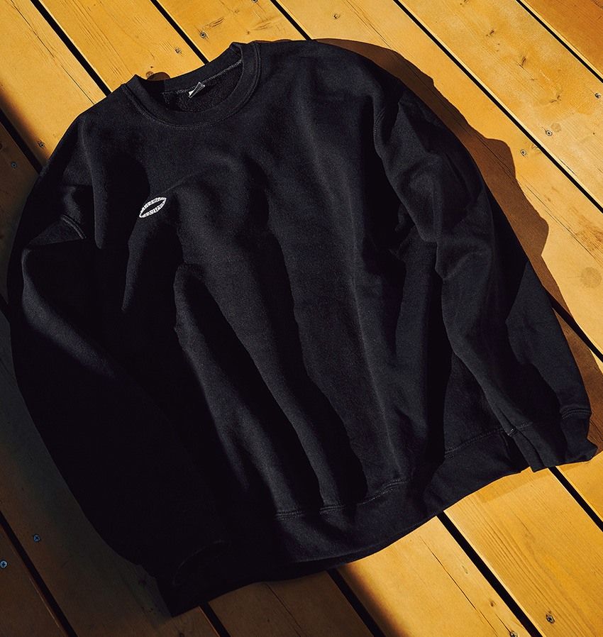 湘南在住サーファーの私物スウェット。7年愛用するグレーに、黒いセットアップに…… - 1枚目の画像