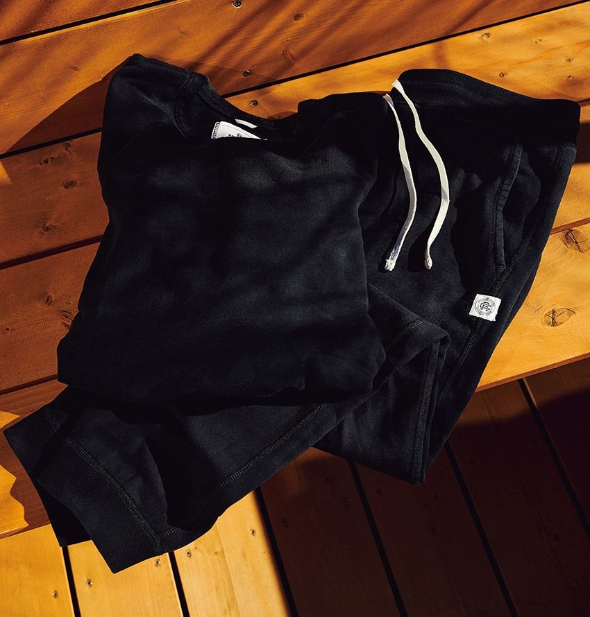 湘南在住サーファーの私物スウェット。7年愛用するグレーに、黒いセットアップに…… - 2枚目の画像