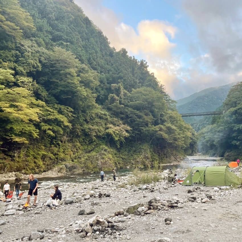 奥多摩にある氷川キャンプ場は直火の焚き火が楽しめる。