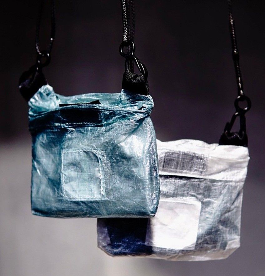 アウトドア好きに激推し！ 超タフで防水機能もバッチリな半透明サコッシュ - 1枚目の画像