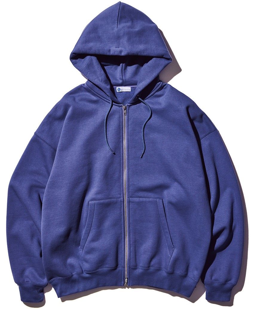 無地のスウェットは色とディテールで選ぼう！ 大人のシンプルコーデに映える8選 - 3枚目の画像