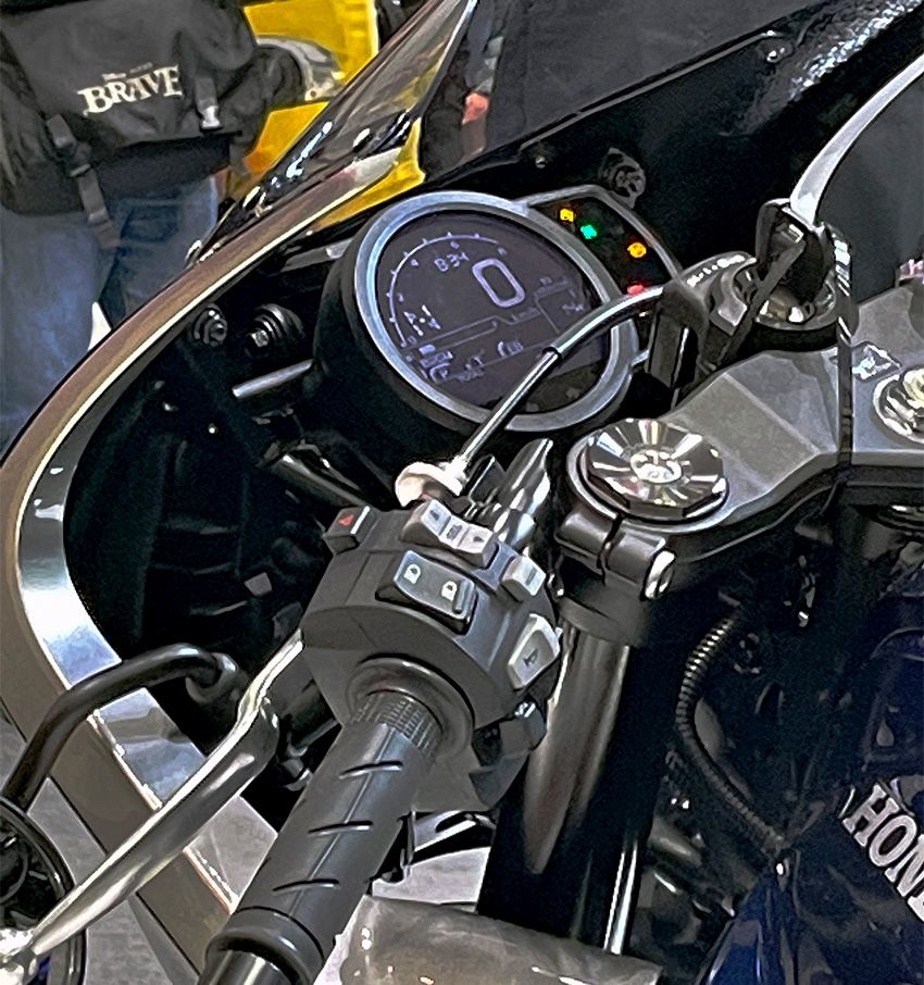 セパハンにロケットカウル。渋いバイク乗りが注目するホンダ「ホーク イレブン」 - 6枚目の画像