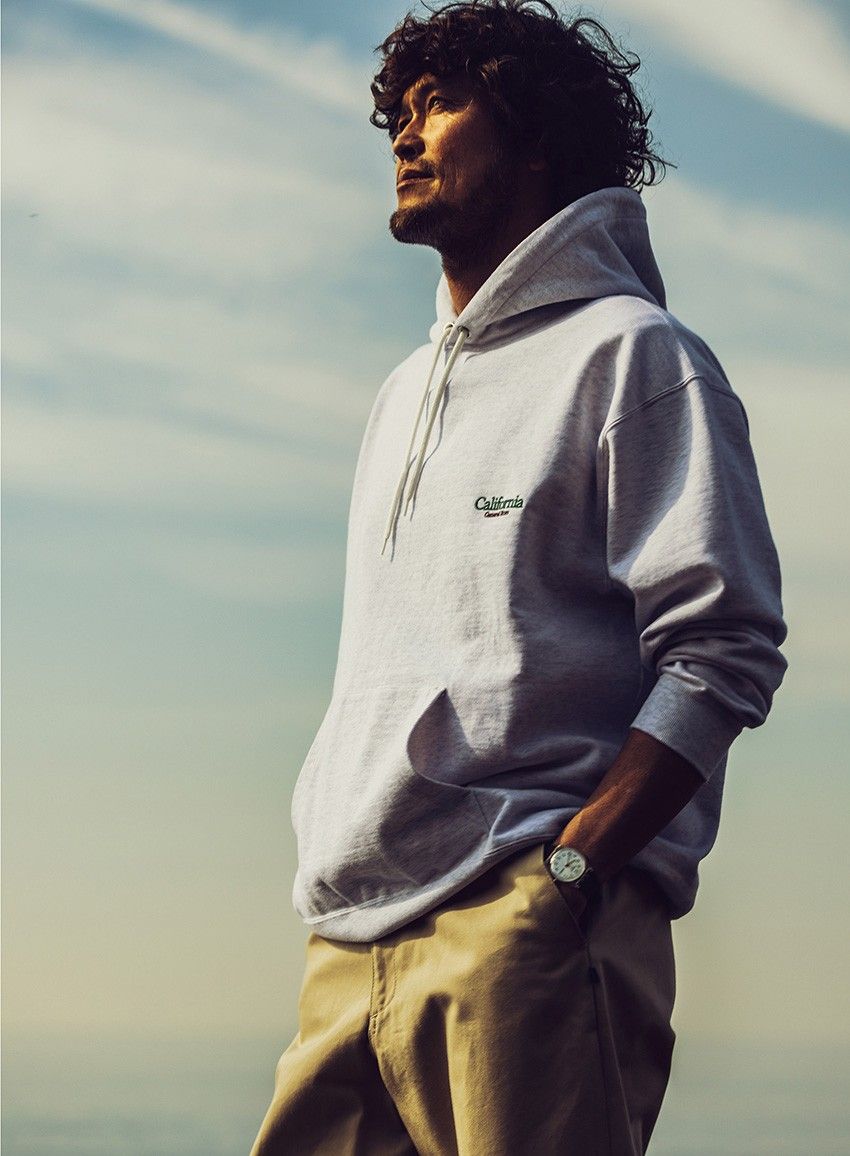 着るほどに味ある男にアップデート。チノパン×スウェットの好スタイル3例 - 1枚目の画像