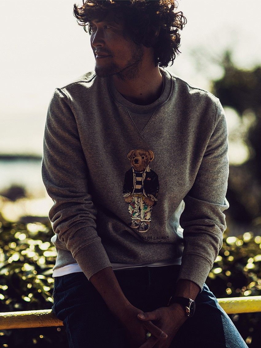 デニム×スウェット。定番×定番に少しの“遊び”が加わると、コーデはどう進化する？ - 2枚目の画像