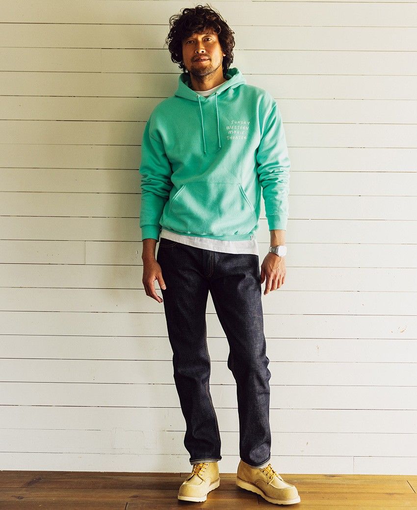 デニム×スウェット。定番×定番に少しの“遊び”が加わると、コーデはどう進化する？ - 1枚目の画像